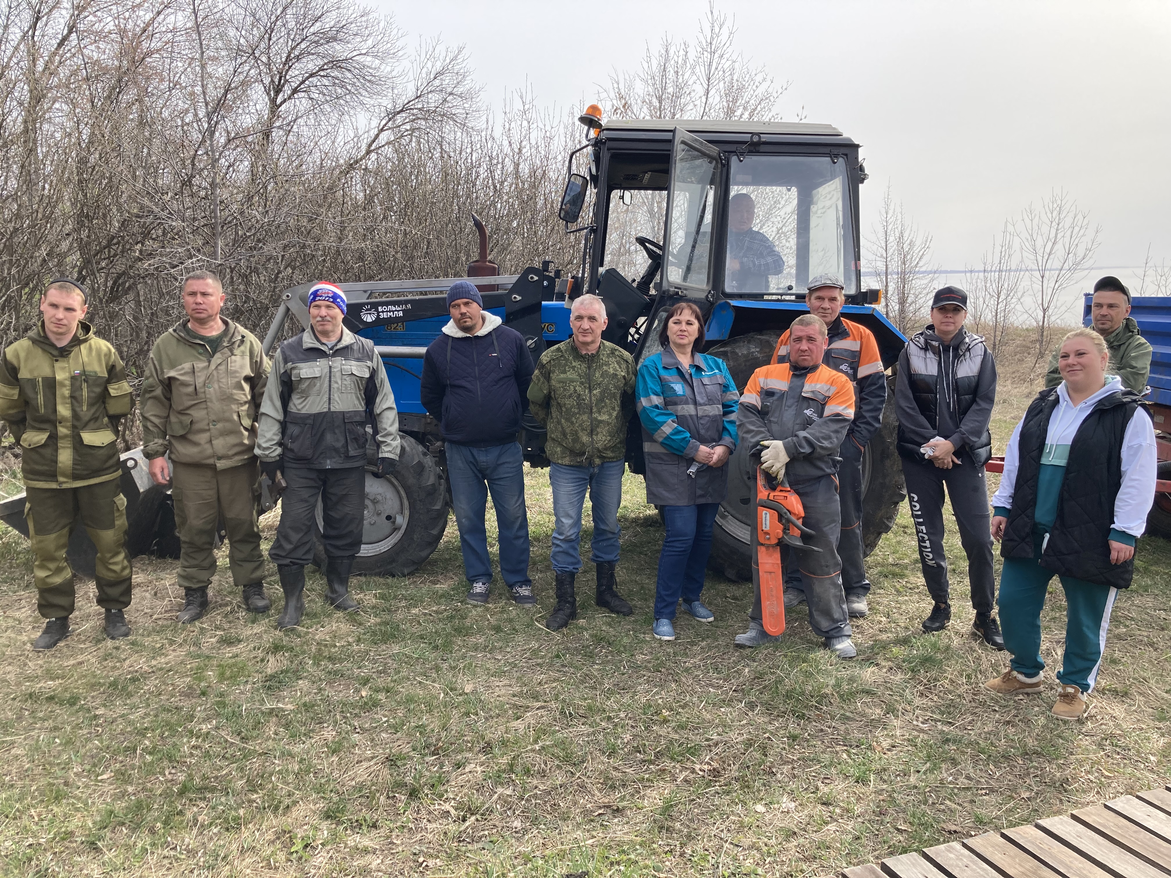 Волонтеры Сенгилеевского цементного завода (входит в ЦЕМРОС) помогли благоустроить экотропу национального парка «Сенгилеевские горы».